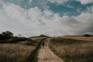 Une foule, un aveugle et un chemin